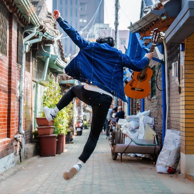 Album cover art for 딴딴한 시작