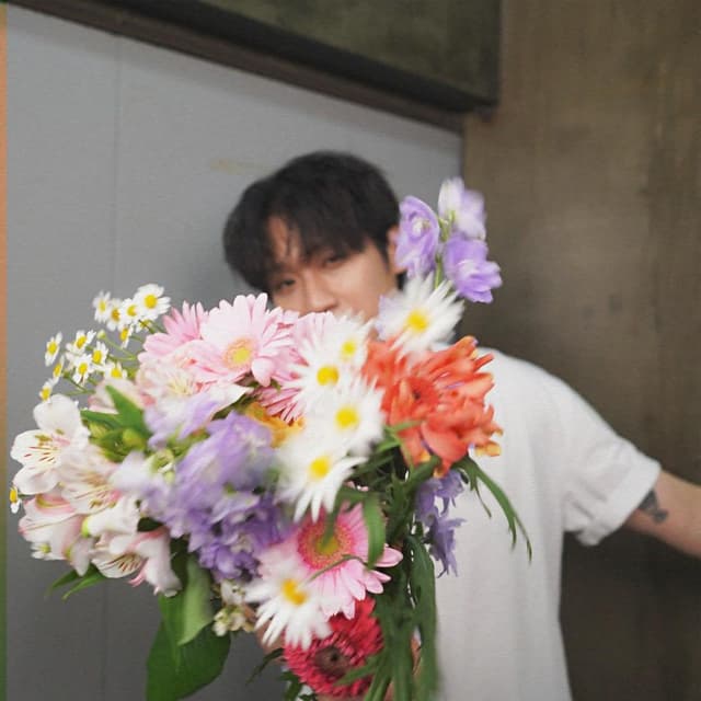 Album cover art for 아직은 락스타가 아니지만