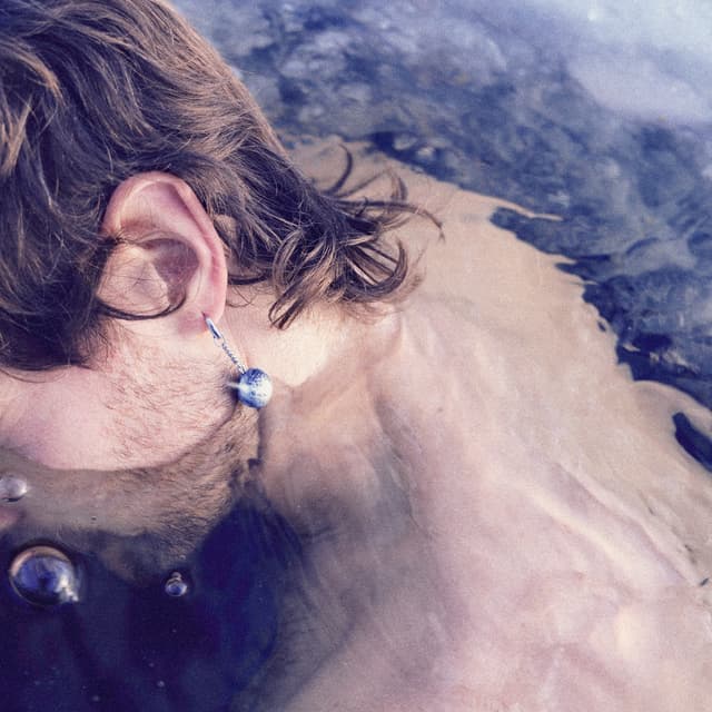 Album cover art for Y fait froid tout l'tour de la lune