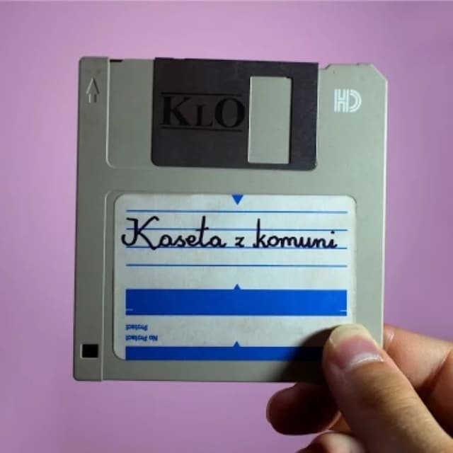 Album cover art for kaseta z komuni