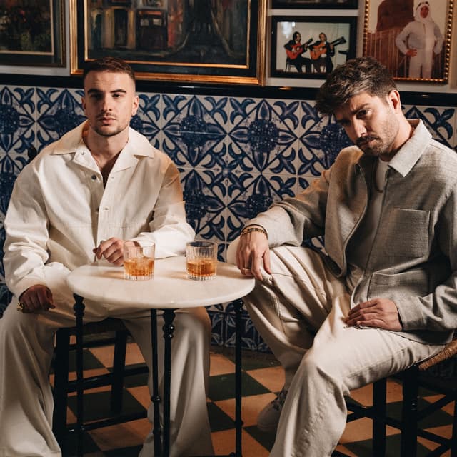 Album cover art for BESOS DORADOS