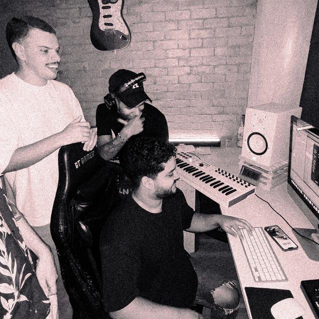 Album cover art for O Prédio Vai Tremer