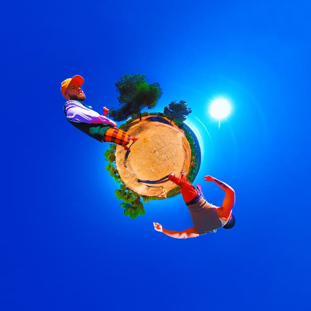 Album cover art for MUNDO PEQUENO
