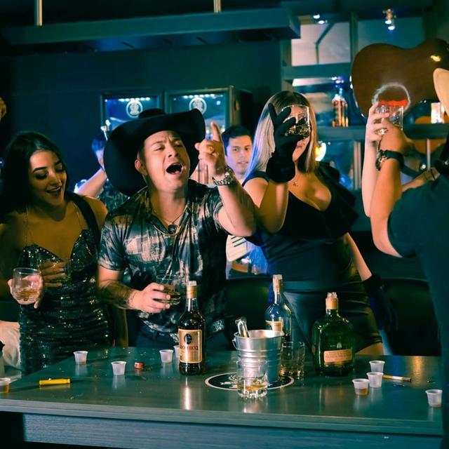 Album cover art for Pobre Con Gustos Caros