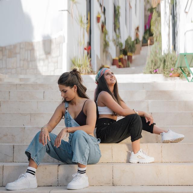 Album cover art for No anda sola (medley)